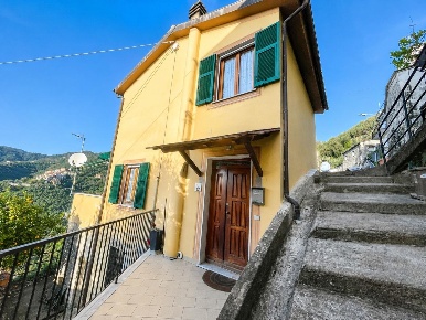 Foto Casa indipendente a Levanto di 170 m² con 3 locali in vendita