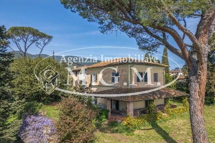 Foto Villa unifamiliare a Buti di 480 m² con 12 locali in vendita