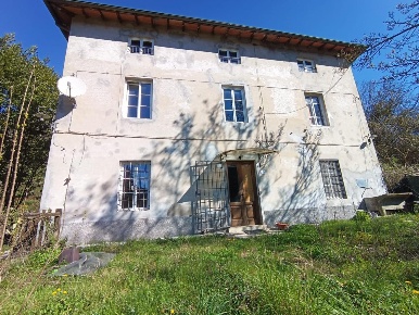 Foto Casa indipendente a Borgo a Mozzano di 125 m² con 8 locali in vendita