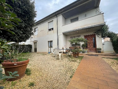 Foto Appartamento a Crespina Lorenzana di 190 m² con 10 locali in vendita
