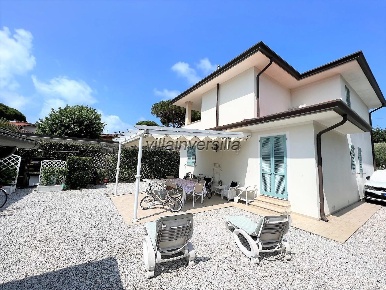 Foto Villa unifamiliare a Pietrasanta di 150 m² con 7 locali in vendita
