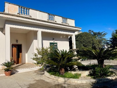 Foto Villa unifamiliare a Castrignano del Capo di 942 m² con 14 locali