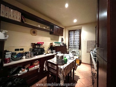 Foto Appartamento in piazza XXVI giugno, Sarteano di 220 m² con 10 locali