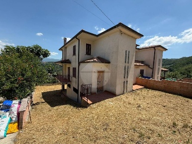 Foto Appartamento in Via Casalicchio, Dipignano di 235 m² con 6 locali