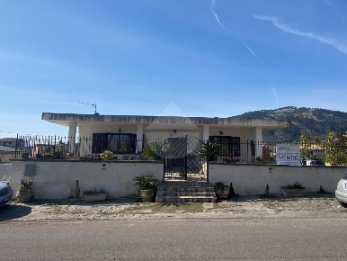 Foto Villa unifamiliare in Via Martiri D'ungheria, Castelforte di 250 m²