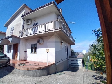 Foto Villa unifamiliare in via Fra Benedetto, Dipignano di 313 m²