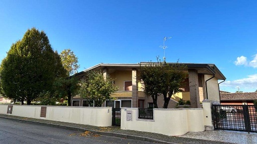 Foto Villa unifamiliare a Gaiarine di 300 m² con 10 locali in vendita