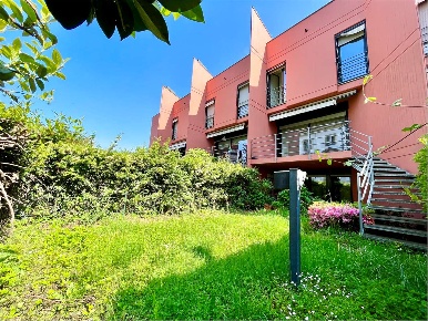 Foto Villa a schiera in via garibaldi, Barzanò di 170 m² con 4 locali