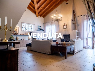 Foto Villa unifamiliare a San Genesio ed Uniti di 233 m² con 6 locali