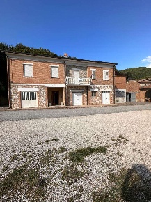 Foto Appartamento a Gualdo Cattaneo di 180 m² con 5 locali in vendita