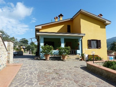 Foto Villa unifamiliare a Capolona di 350 m² con 11 locali in vendita