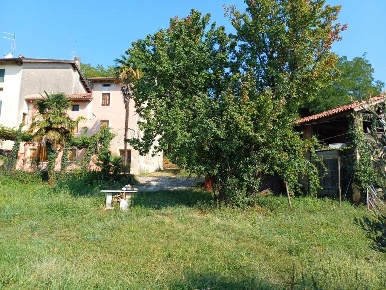 Foto Appartamento a Colle Umberto di 309 m² con 10 locali in vendita