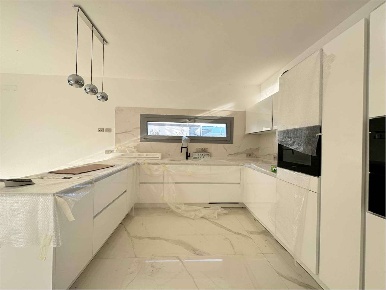 Foto Villa unifamiliare in via Resegone, Bregnano di 281 m² con 9 locali