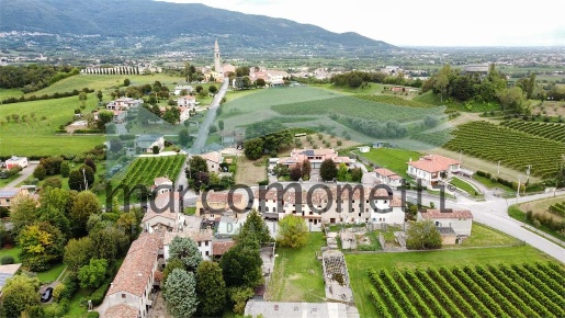 Foto Appartamento a Colle Umberto di 300 m² con 4 locali in vendita