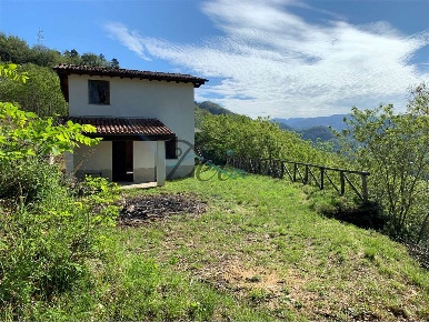 Foto Villa unifamiliare a Bagni di Lucca di 142 m² con 7 locali in vendita