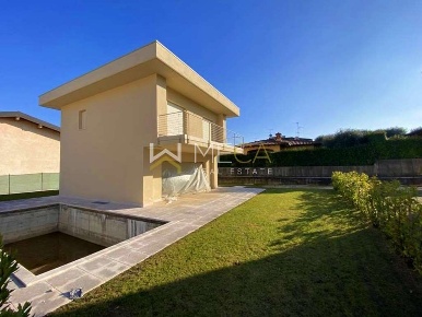 Foto Villa unifamiliare in Via Repubblica, Manerba del Garda di 207 m²