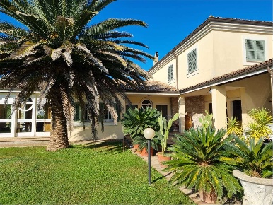 Foto Villa unifamiliare in Cannara, Cannara di 330 m² con 9 locali