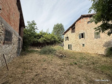 Foto Appartamento in Via Cadorio, San Polo d'Enza di 266 m² con 8 locali