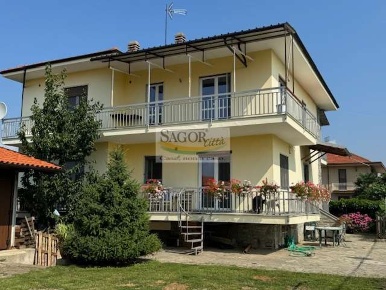 Foto Appartamento in Via Pinerolo 30, Cavour di 130 m² con 4 locali