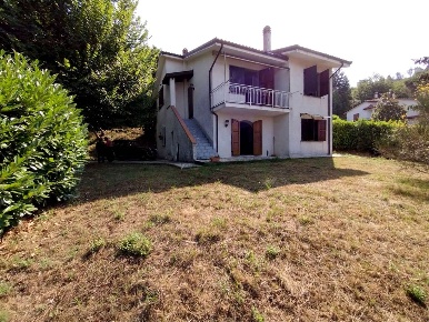 Foto Villa bifamiliare a Fosdinovo di 160 m² con 9 locali in vendita