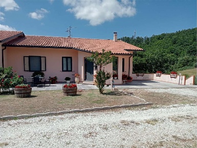 Foto Villa bifamiliare a Nocera Umbra di 300 m² con 5 locali in vendita