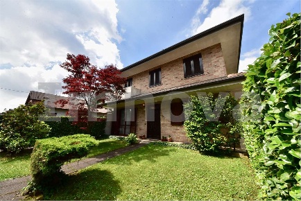 Foto Villa unifamiliare in via Baracca 4, Barlassina di 180 m² con 4 locali