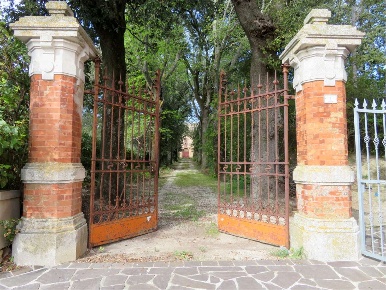 Foto Villa unifamiliare a Montecassiano di 600 m² con 24 locali in vendita