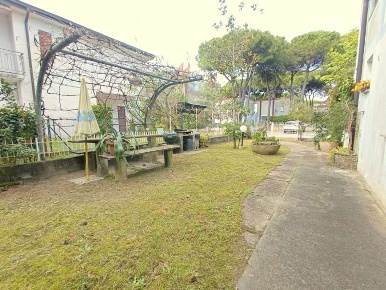 Foto Appartamento a Lignano Sabbiadoro di 105 m² con 6 locali in vendita