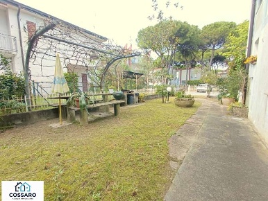 Foto Appartamento a Lignano Sabbiadoro di 105 m² con 6 locali in vendita