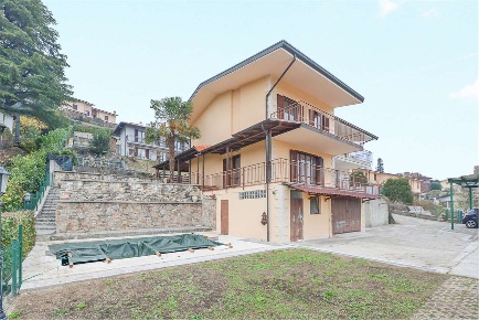 Foto Appartamento in Via Segantini, Merone di 260 m² con 4 locali