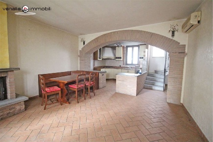 Foto Villa a schiera in VIA PASSERINI, Dorno di 194 m² con 3 locali