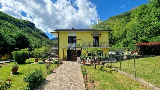 Foto Villa unifamiliare a Bagni di Lucca di 235 m² con 9 locali in vendita