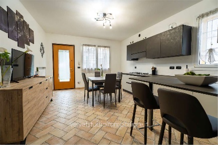 Foto Villa bifamiliare in VIA MUZZIOLI, Ravarino di 200 m² con 6 locali