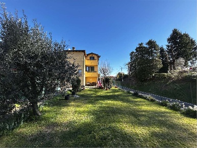 Foto Villa unifamiliare in via patrioti, Guanzate di 320 m² con 9 locali