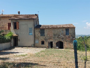 Foto Appartamento a Gualdo Cattaneo di 140 m² con 10 locali in vendita