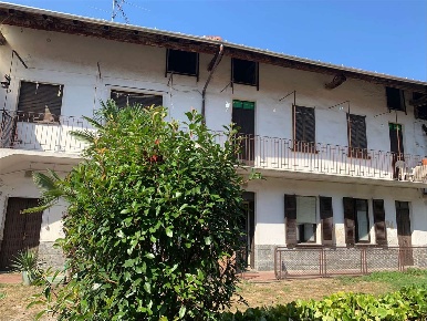 Foto Appartamento in Via Cheglio, Borgo Ticino di 110 m² con 8 locali