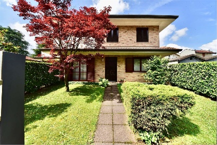 Foto Villa unifamiliare in via Baracca 4, Barlassina di 180 m² con 4 locali