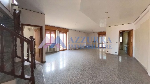 Foto Appartamento a Montenero di Bisaccia di 180 m² con 6 locali in vendita