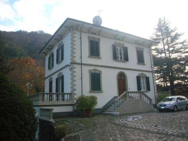 Foto Villa unifamiliare a Bagni di Lucca di 935 m² con 16 locali in vendita