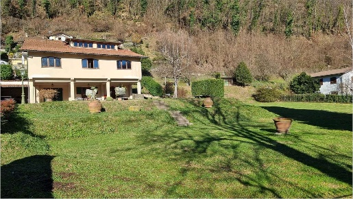 Foto Villa unifamiliare in via pascoli, Castelnuovo di Garfagnana di 380 m²