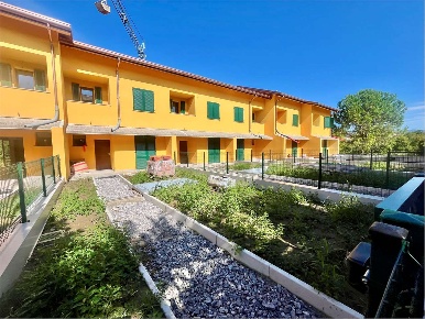 Foto Villa unifamiliare in via xxv aprile, Barzanò di 180 m² con 5 locali