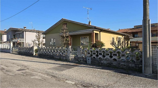 Foto Villa unifamiliare in Piazzale Guglielmo Marconi, Guidizzolo di 193 m²