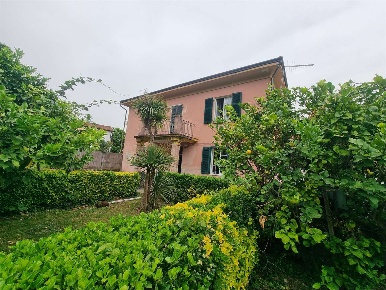 Foto Villa unifamiliare a Ameglia di 250 m² con 10 locali in vendita