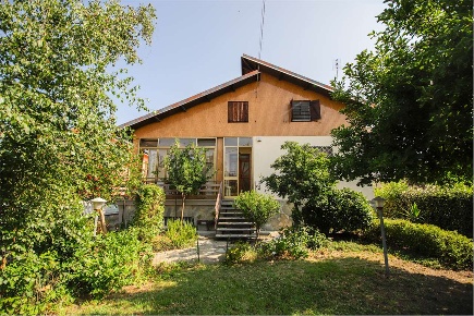 Foto Villa unifamiliare in Via meana 95, Volpiano di 298 m² con 10 locali