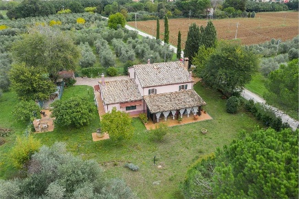 Foto Villa unifamiliare a Monte San Vito di 250 m² con 15 locali in vendita