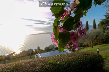 Foto Villa unifamiliare a Padenghe sul Garda di 750 m² con 18 locali