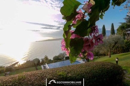 Foto Villa unifamiliare a Padenghe sul Garda di 750 m² con 18 locali