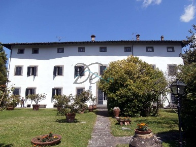 Foto Villa unifamiliare a Bagni di Lucca di 800 m² con 21 locali in vendita
