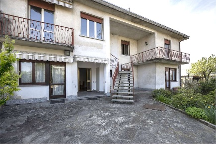 Foto Villa bifamiliare in VIA DELLA CANTARA 9, Carnago di 500 m² in vendita