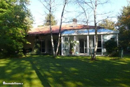 Foto Villa unifamiliare a Capiago Intimiano di 800 m² in vendita